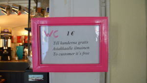 På Café Fanny är toalettbesök gratis endast för kunder. Skylt där det står att toalettbesök är gratis för kunder.