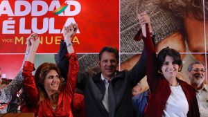 Arbetarpartiets kandidat, Sao Paulos förre borgmästare Fernando Haddad tillsammans med sin fru Ana Estela (till vänster) och vicepresidentkandidaten Manuela Davila Arbetarpartiets kandidat, Sao Paulos förre borgmästare Fernando Haddad tillsammans med sin fru Ana Estela (till vänster) och vicepresidentkandidaten Manuela Davila