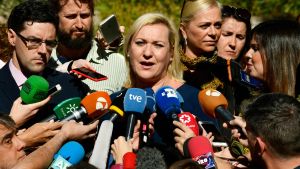 Inés Madrigal omgiven av journalister efter att hon i dag fick höra domen Inés Madrigal omgiven av journalister