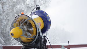 Det kan ta tre veckor att skapa ett skidspår av konstsnö med hjälp av en snökanon i Lojo. Arkivbild (inte från Lojo). En snökanon som sprutar ut konstsnö.
