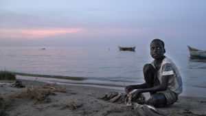 Barnen i Turkana kommer att leva ett mycket annorlunda liv jämfört med sina föräldrar och farföräldrar. Många av dem får lära sig läsa och skriva, men samtidigt hotar de att gå miste om nomadkulturen, som är grunden till Turkanabornas identitet. Barnen i Turkana kommer att leva ett mycket annorlunda liv jämfört med sina föräldrar och farföräldrar. Många av dem får lära sig läsa och skriva, men samtidigt hotar de att gå miste om nomadkulturen, som är grunden till Turkanabornas identitet.