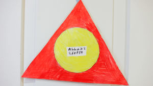 Det är bra att ha grundregler för lekandet. En ritad skylt i en skola där det står att alla är vänner.