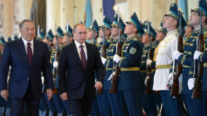 Kazakstan har utomordentliga relationer med Ryssland, även om Nursultan Nazarbajev var kritisk mot president Vladimir Putins beslut att ockupera och annektera Krim Kazakstan har utomordentliga relationer med Ryssland, även om Nursultan Nazarbajev var kritisk mot president Vladimir Putins beslut att ockupera och annektera Krim