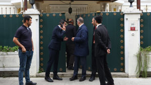 Jamal Khashoggi styckmördades i oktober 2018 på Saudiarabiens konsulat i Istanbul. Hans kropp är fortfarande försvunnen Myndighetspersoner utanför det saudiska konsulatet i Istanbul.
