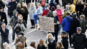 Demonstranter deltar i klimatmarcshen i Helsingfors.