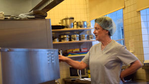 Kate Modig har tillrett skolmat i 40 år. Hon tror att hennes kollegor i framtiden kokar mer vegetarisk mat än vad man gör i dag. Köksan Kate Modig står vid en ugn i ett skolkök.