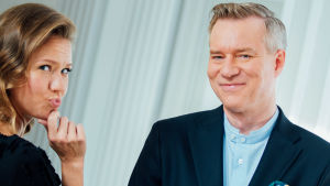 Ruotsalaisuuden päivä. Sonja Kailassaari ja Morten Svartström katsovat kameraan.