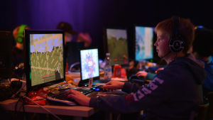 Så här såg det ut på Hajbos lan-party 2017. pojke spelar dataspel på lanparty