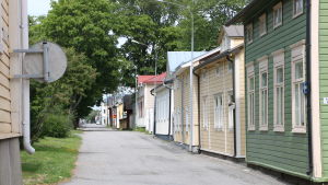 Kristinestad med sina trähusmiljöer är en populär turistort. En gata med gamla trähus i olika färger.