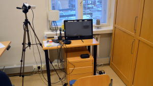 Patienten och läkaren har hela tiden kontakt med varandra via skärmen. Patienten och läkaren har hela tiden kontakt med varandra via skärmen.