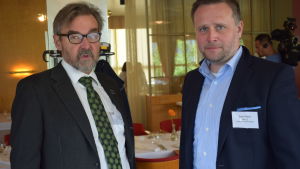 Ilpo Kojola och Sami Niemi har olika synvinklar på vargen. Kojola är forskare, Niemi tjänsteman vid Jord- och skogsbruksministeriet. Ilpo Kojola forskar, Sami Niemi jobbar som tjänsteman. De förenas i bild av temat vargen.