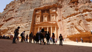 Staden Petra lockar många turister. En bild på en inhuggning i berget i antika staden Petra.