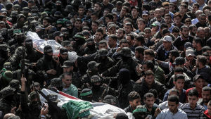 Krigare från Izz al-Din al-Qassam begravdes av sina kamrater i Khan Yunis på måndagen. Krigare från Izz al-Din al-Qassam begravdes av sina kamrater i Khan Yunis på måndagen.