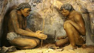 Homo erectus var den första människoarten som lärde sig kontrollera eld. Dioramat finns på National Museum of Mongolian History i Ulan Bator i Mongoliet. Diorama med två grottmän av människoarten Homo erectus som gör upp en eld. Dioramat finns på National Museum of Mongolian History i Ulan Bator i Mongoliet.