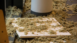 Som tur var ägde olyckan rum på natten när skolan var tom. isoleringsmaterial ligger på golvet