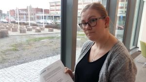 Tove Lipponen med rapporten hon fått se först ett år senare. Tove Lipponen, en dam med glasögon och ljust hår i en hästsvans.