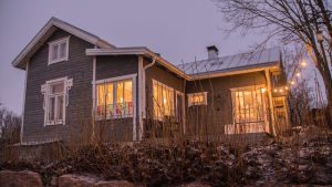 Lilla Ljuva kom på tredje plats i tävling. Nina Wiklunds hus Lilla Ljuva utifrån i gryningen