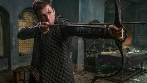 Egerton i sin senaste storfilm. Han spelar huvudrollen i Robin Hood. Taron Egerton poserar med pil och båge.