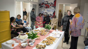 Det bjöds på godheter i invandrartjänsternas nya lokaler på torsdag eftermiddag. bild på samling
