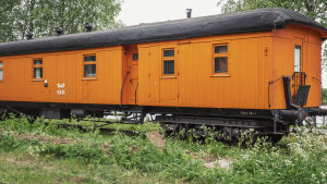 Kirkkaankeltainen junanvaunu.