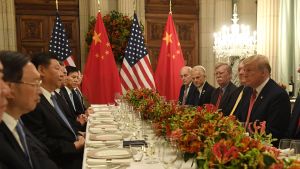 Donald Trump och Xi Jinping kom överens om att ta en paus i handelskriget under en arbetsmiddag vid G20-toppmötet under veckoslutet Amerikansk och kinesisk delegation vid dukat bord i Buenos Aires. Trump tittar stint på sin kinesiska kollega.