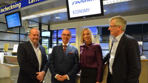 Stig-Göran Forsman, Jorma Mäntynen, Paula Erkkilä och Jarl Sundqvist vid incheckningsdisken vid flygplatsen. Stig-Göran Forsman, Jorma Mäntynen, Paula Erkkilä, Jarl Sundqvist vid incheckningsdisken vid flygplatsen