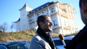 Saelem Mohammed Noman Al-Mughalles, medlem av huthirebellernas delegation, gav en intervju utanför Johannesbergs slott på onsdagen. Saelem Mohammed Noman Al-Mughalles, medlem av huthirebellernas delegation, gav en intervju utanför Johannesbergs slott på onsdagen 5.12.