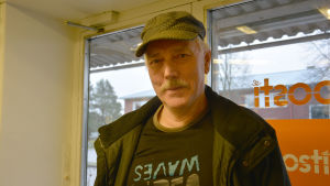 För framtiden hoppas Lars-Håkan Ölander att åldringshemmet och biblioteket får finnas kvar. Han är glad att man hann bygga dem medan Västanfjärd var en självständig kommun. En man med en keps.