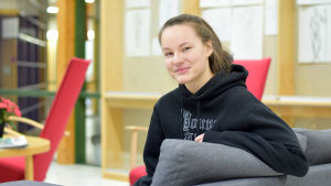 Lisa Gustavssons familj på Åland tycker det är litet roligt att hon kallas Liisalainen nu då hon bor på fastlandet. Personporträtt av Lisa Gustavsson.