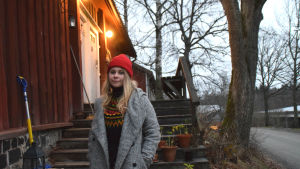 Jenni Danielsson har inte lång väg till jobbet. kvinna framför äldre trähus