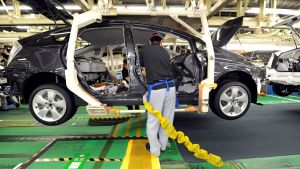 Exporterade utsläpp kan förvränga statistiken. En importerad hybridbil verkar mera miljövänlig om man bortser från utsläpp i samband med produktionen. bilfabrik.