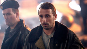 Matthias Schoenaerts i rollen som kaptenlöjtnant Mikhail Kalekov Mkihail (Matthias Schoenaerts) på väg ombord på Kursk.