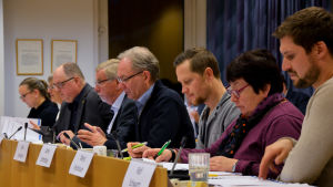 Det krävdes två utdragna fullmäktigemöten innan man kunde enas om en budget. Några av Pargas fullmäktigeledamöter.