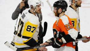 Sidney Crosby och Claude Giroux. Sidney Crosby och Claude Giroux.