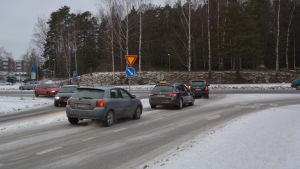 I dagsläget är det svårt att svänga till vänster in mot centrum i den här korsningen. I dagsläget är det svårt att svänga till vänster in mot centrum i den här korsningen