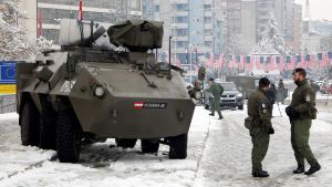 Natoledda fredsbevarare övervakar bron mellan södra och norra Mitrovica i Kosovo. Natoledda fredsbevarare vaktar bron mellan norra och södra Mitrovica 14.12.2018.