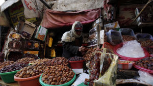 Hodeidah utgör Jemens viktigaste länk till omvärlden och så gott som all livsmedel som importeras kommer in via de tre hamnarna i staden Hodeidah utgör Jemens viktigaste länk till omvärlden och så gott som all livsmedel som importeras kommer in via de tre hamnarna i staden