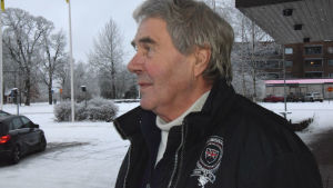 Göran Dahlbo har jobbat som kranförare och stuvare i Joddböle. man på parkeringsplats