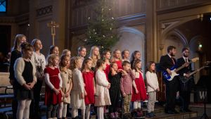 Sundom barnkör sjunger i programmet De vackraste julsångerna. Sundom barnkör
