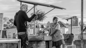 Med himlen som tak. Alfonso Cuarón regisserar Yalitza Aparicio. Alfonso Cuarón regisserar Yalitza Aparicio på en takterrass i Roma.