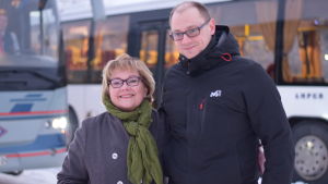 Sjundeås kommunstyrelseordförande Merja Laaksonen minns inte när hon senast steg på en buss. Raseborgs stadsstyrelseordförande Anders Walls tog bussen alldeles nyligen, men det var under en utlandsresa. En kvinna och en man står framför en stillastående buss vid en busstation. Det är vinter.