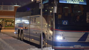 Bussturerna har minskat i Raseborg En buss som står stilla, men på tomgång på en busstation. Det är vinter och ganska mörkt. Tidig morgon.