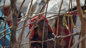 En kvinna i ett internt läger i Somalia. Hundratals människor har flytt från södra Somalia på grund av USA:s flygräder mot terroristgruppen al-Shabaab i Baidoa. En kvinna i ett internt läger i Somalia. Hundratals människor har flytt från södra Somalia på grund av USA:s flygräder mot terroristgruppen al-Shabaab i Baidoa.