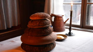 En brödstapel på Klosterbacken. En brödstapel på ett julbord på Klosterbackens hantverkarmuseum.