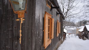 På Klosterbackens hantverksmuseum kan man bekanta sig med gamla Åbo. Närbild på grå stuga på Klosterbacken.