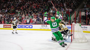 Carolina spelade i Hartford Whalers gamla speldräkter när laget slog Boston efter en stor uppvisning av Sebastian Aho och hans kedjekompis Teuvo Teräväinen. Carolina spelade i Hartford Whalers gamla speldräkter när laget slog Boston efter en stor uppvisning av Sebastian Aho och hans kedjekompis Teuvo Teräväinen.