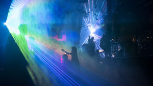 Den här bilden är från nationaldagsfirandet i Schweiz, där man har ersatt fyrverkerierna med en lasershow. Lasershow i Schweiz.