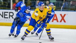 Sverige slog Kazakstan med 4–1 i sista gruppspelsmatchen. Fabian Zetterlund är en svensk ishockeyspelare.