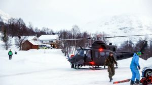 Helikopter på plats för att delta i sökandet efter alpinister i Nordnorge. 