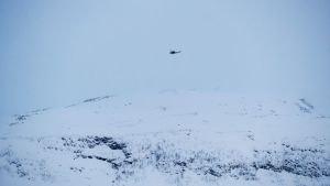 En militärhelikopter flyger över Blåbärfjellet. 